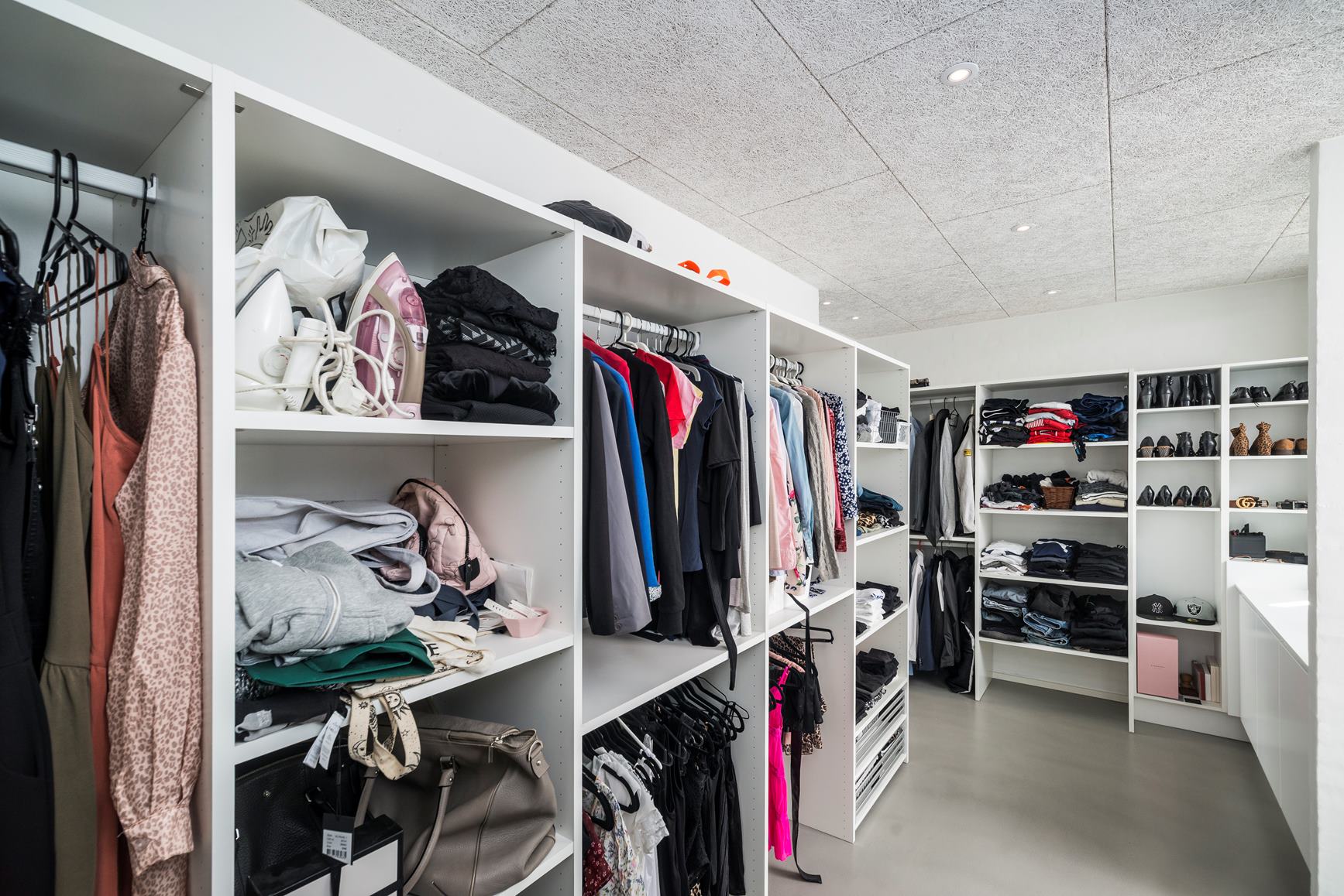 Stort walkin garderobe