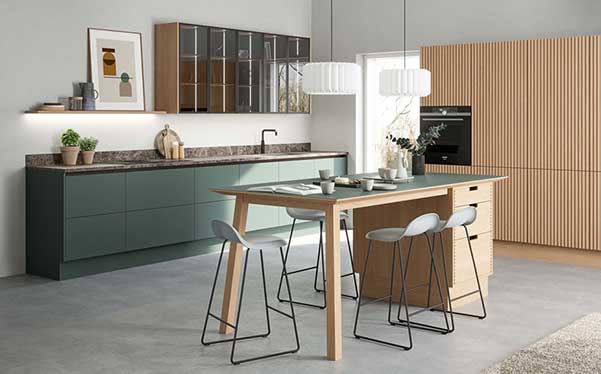 Mix af skabe i grønlig nuance og eg