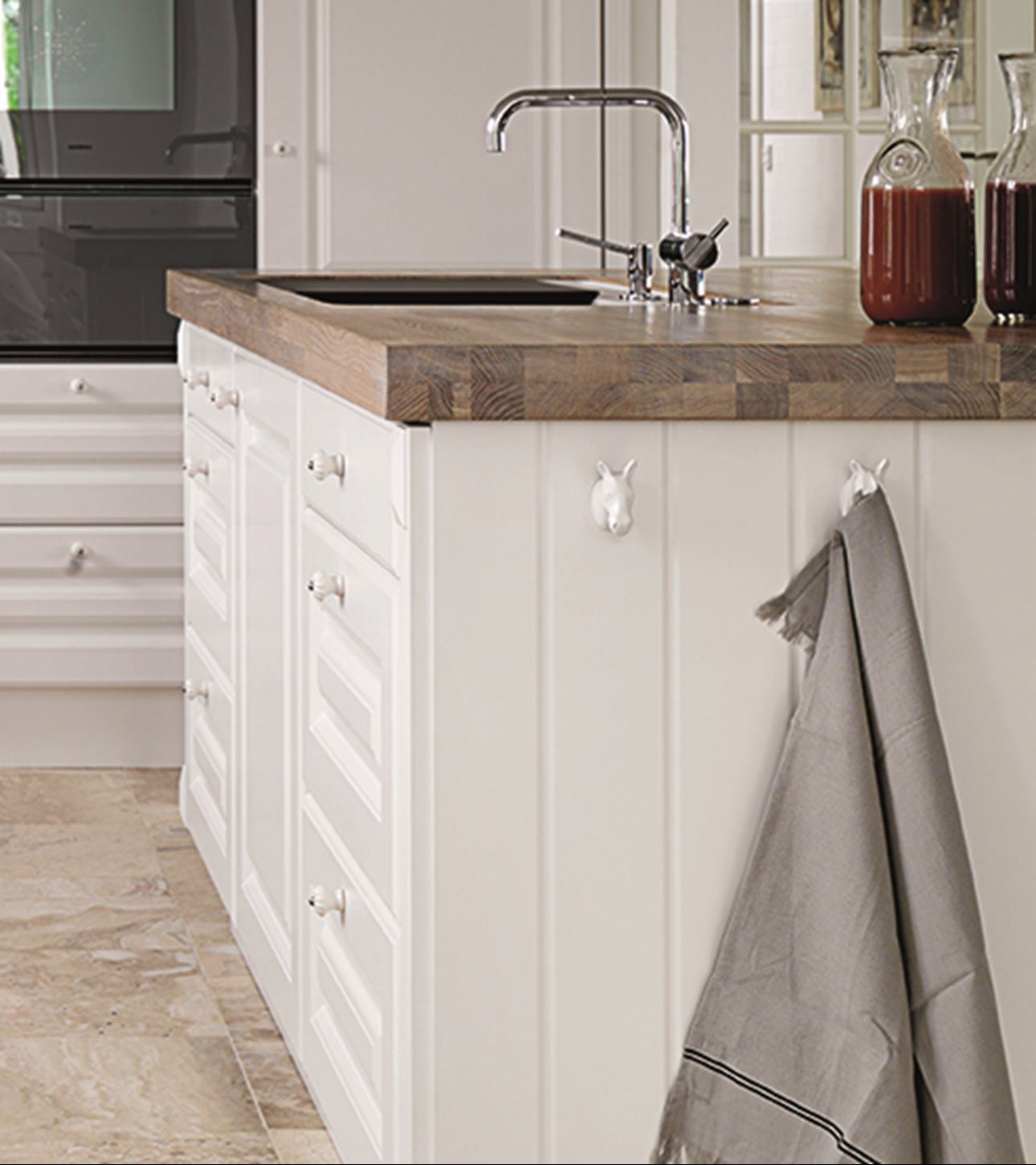 Den rolige, klassiske landidyl er gennemført i hele huset.